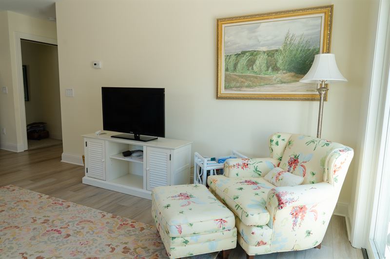 West suite sitting area