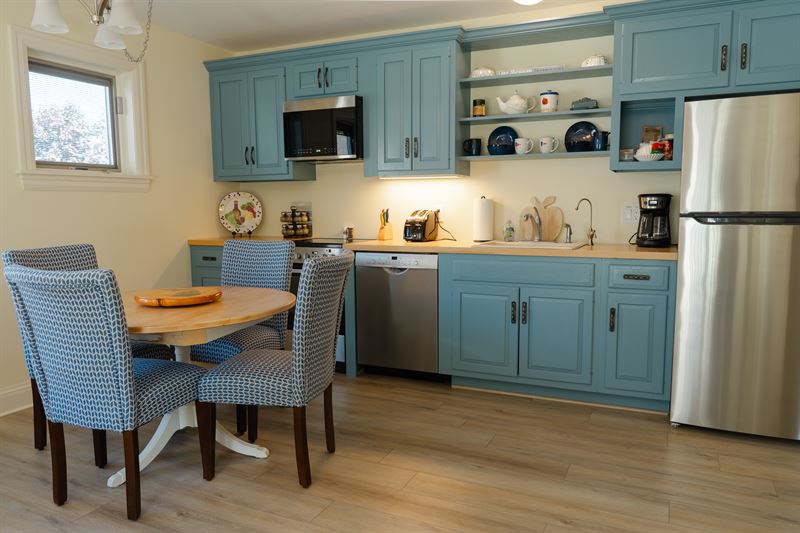 West suite full kitchen