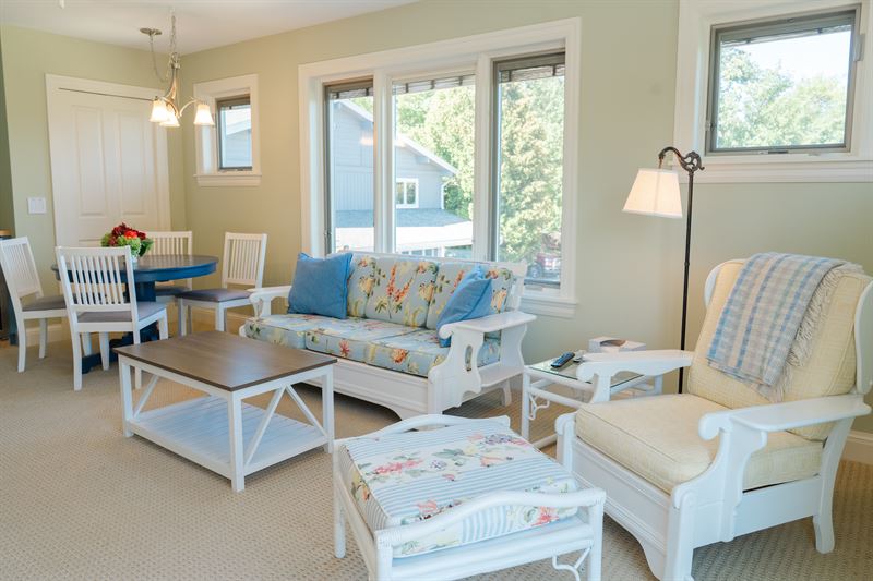 East suite sitting area