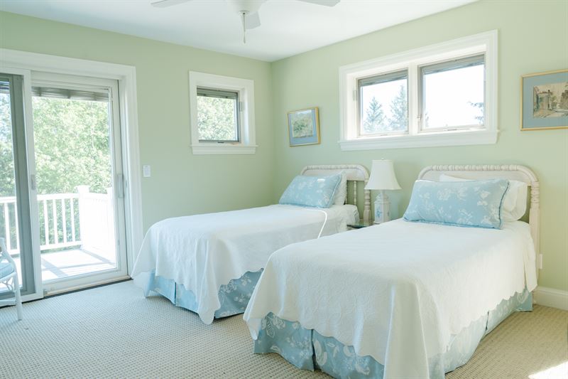 East suite twin bedroom
