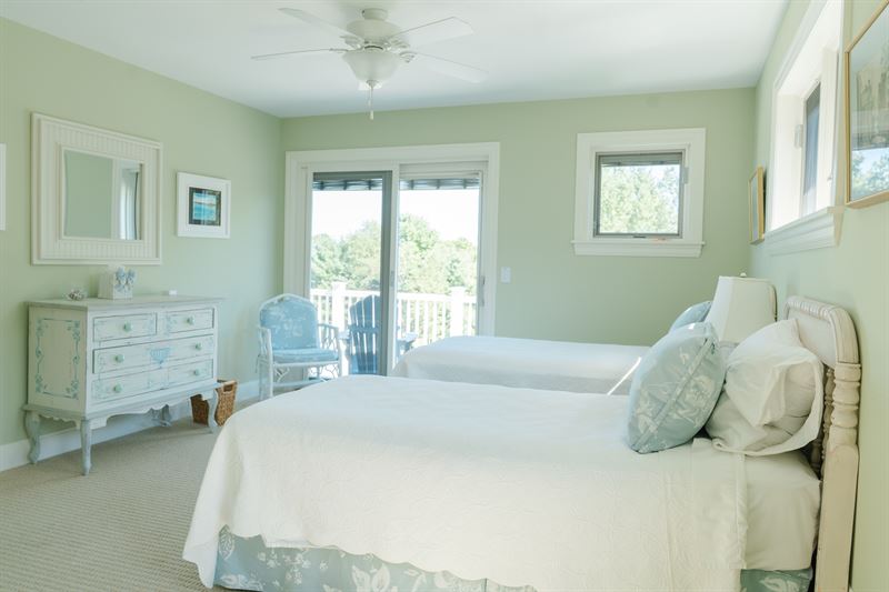 East suite twin bedroom