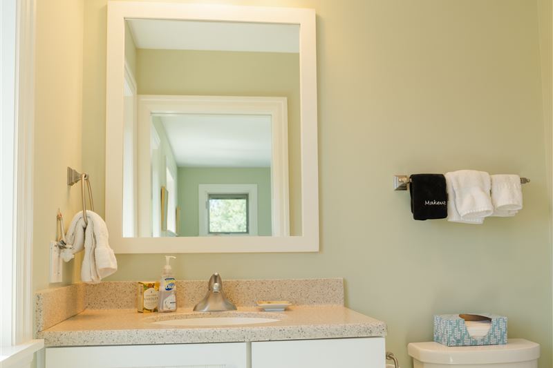 East suite bathroom